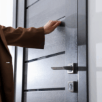 proprietarul vrea să intre în apartament