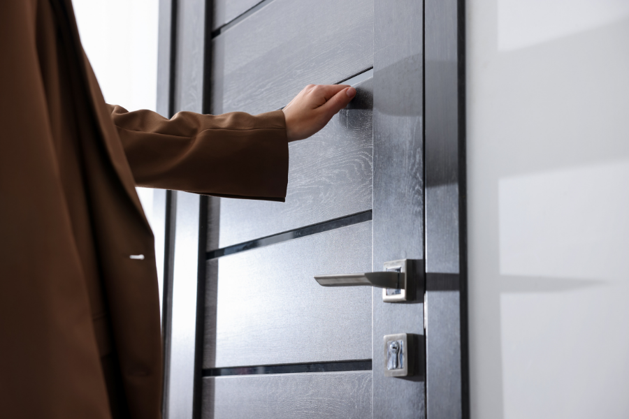 proprietarul vrea să intre în apartament